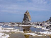 Mit Tümpel übersäter Küstenteil und spitzer Felsturm mittendrin bei Digerhuvud - Insel Fårö